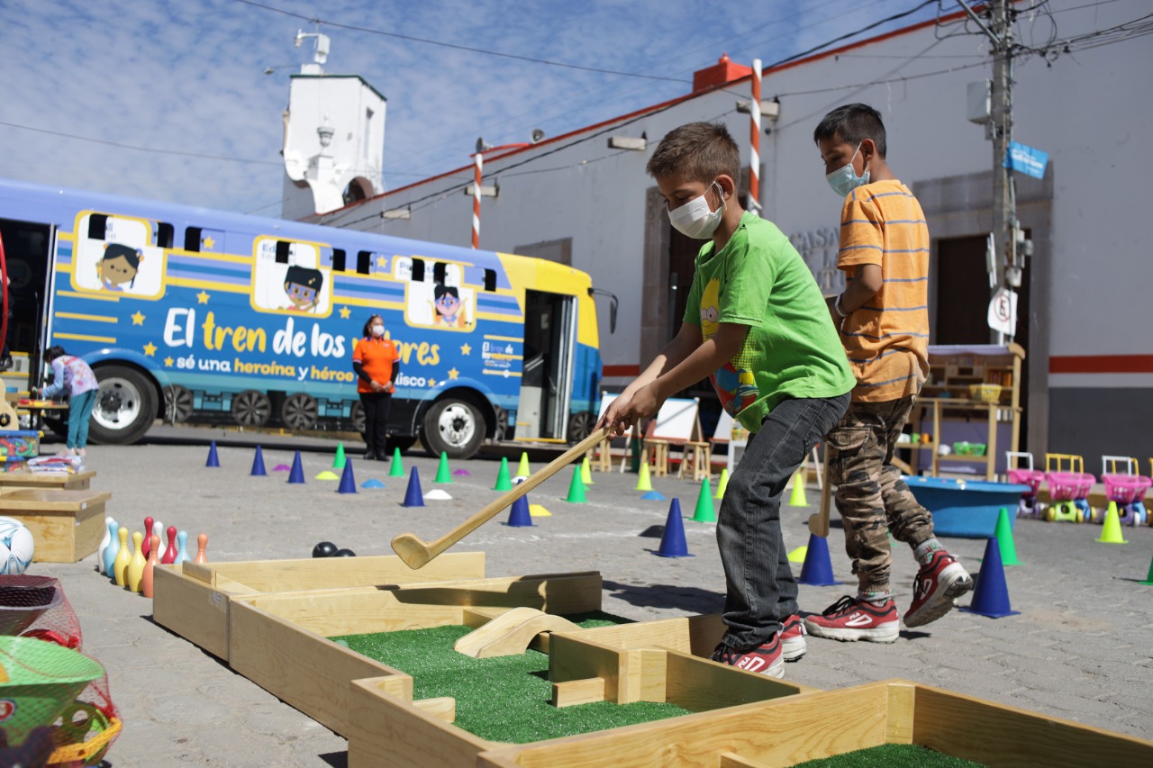 niños jugando en ludoteca móvil