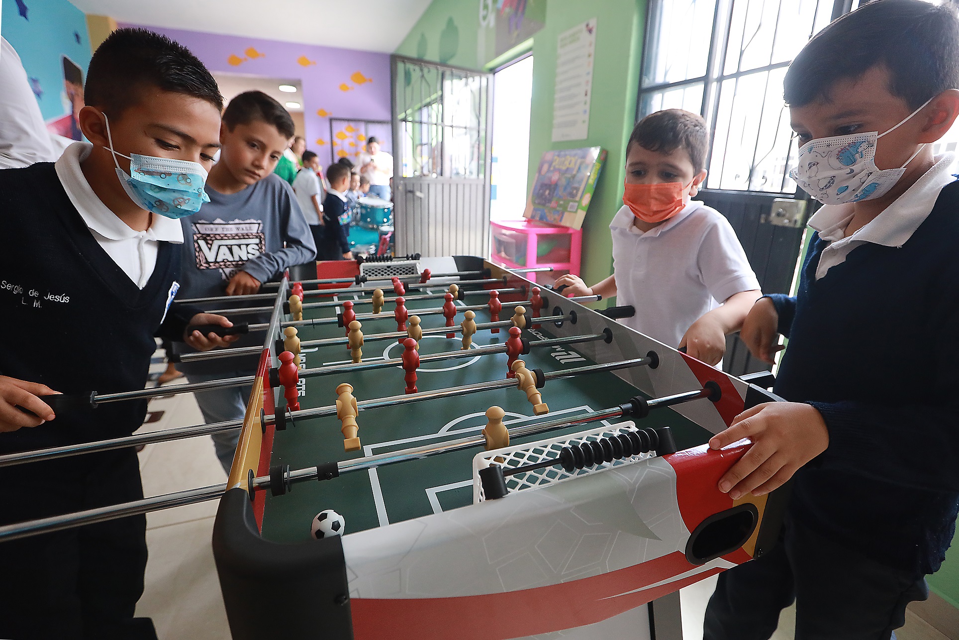 niños jugando al futbolito