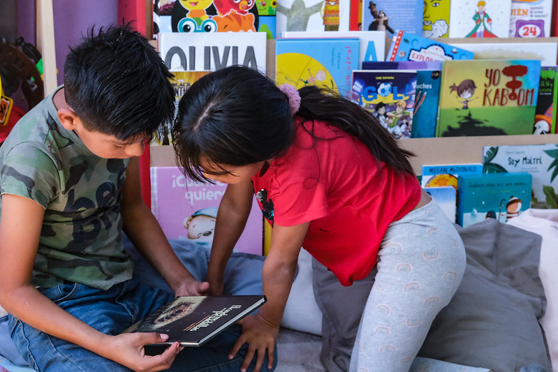 Niños leyendo un libro