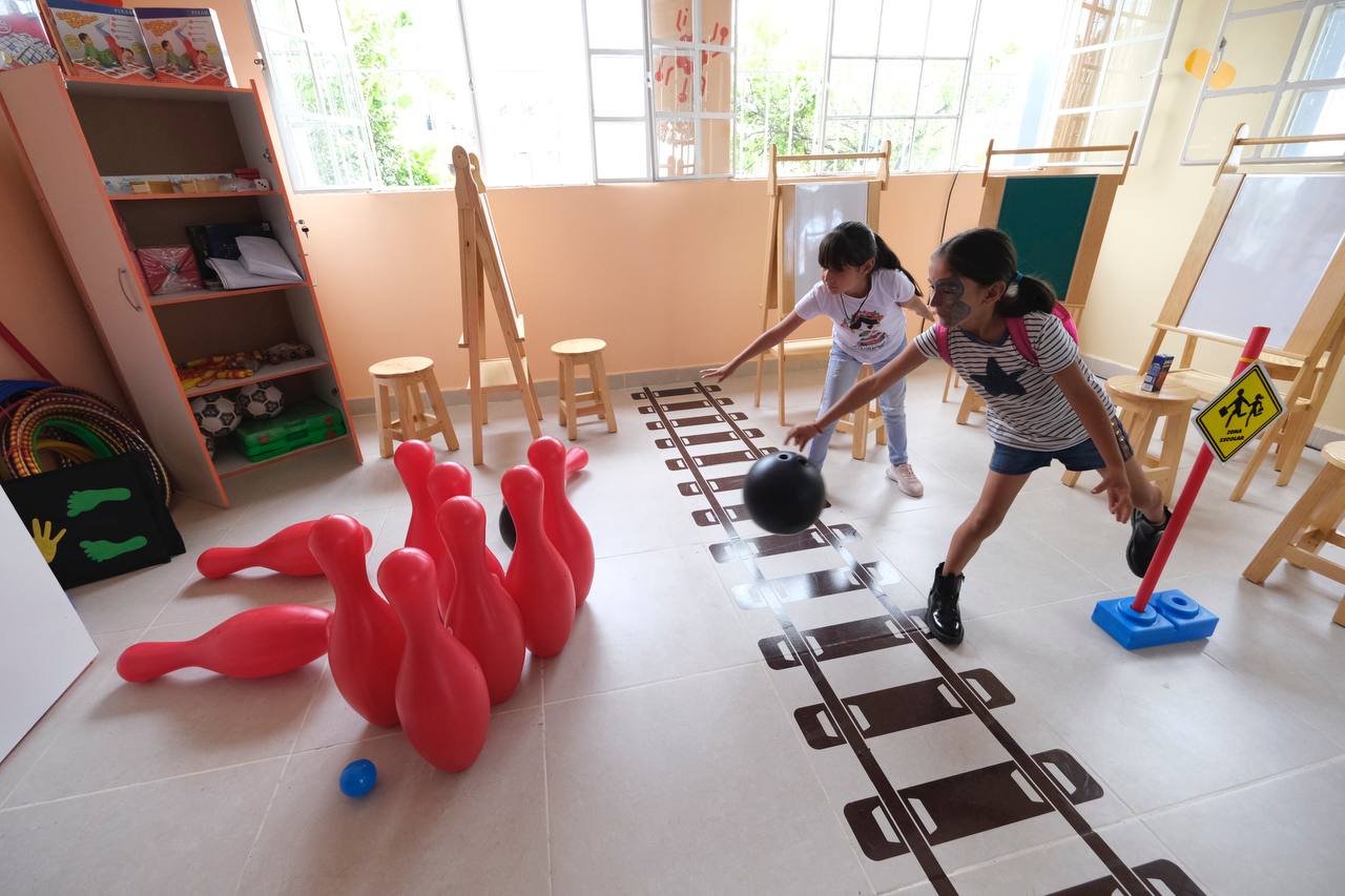 Niñas jugando bolos gigante