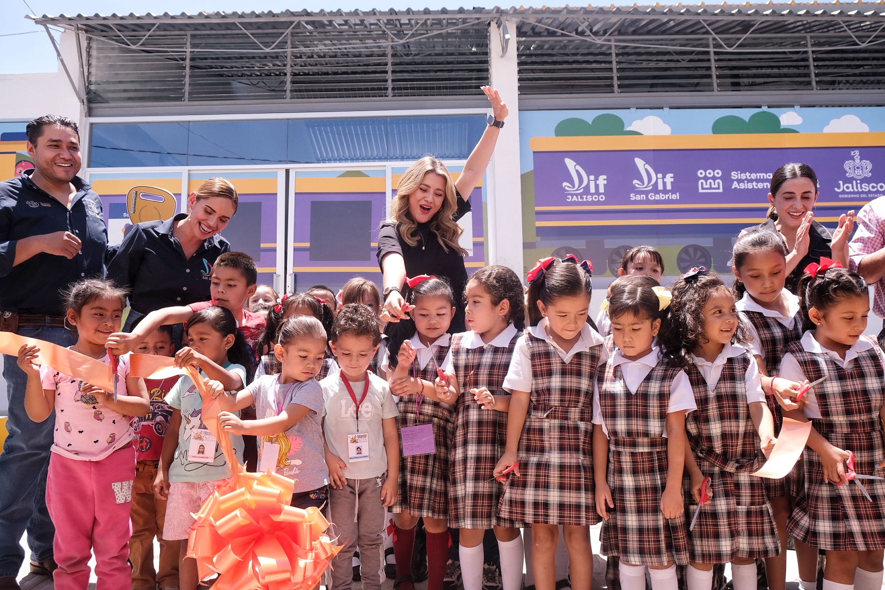 Niños y coordinadora de Voluntariado cortan listón inaugural