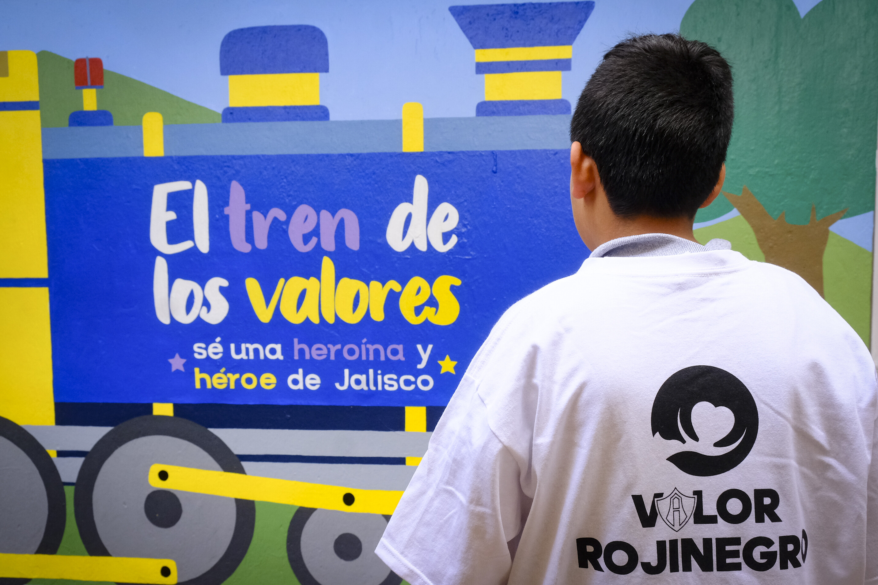 Niño viendo la fachada de la ludoteca