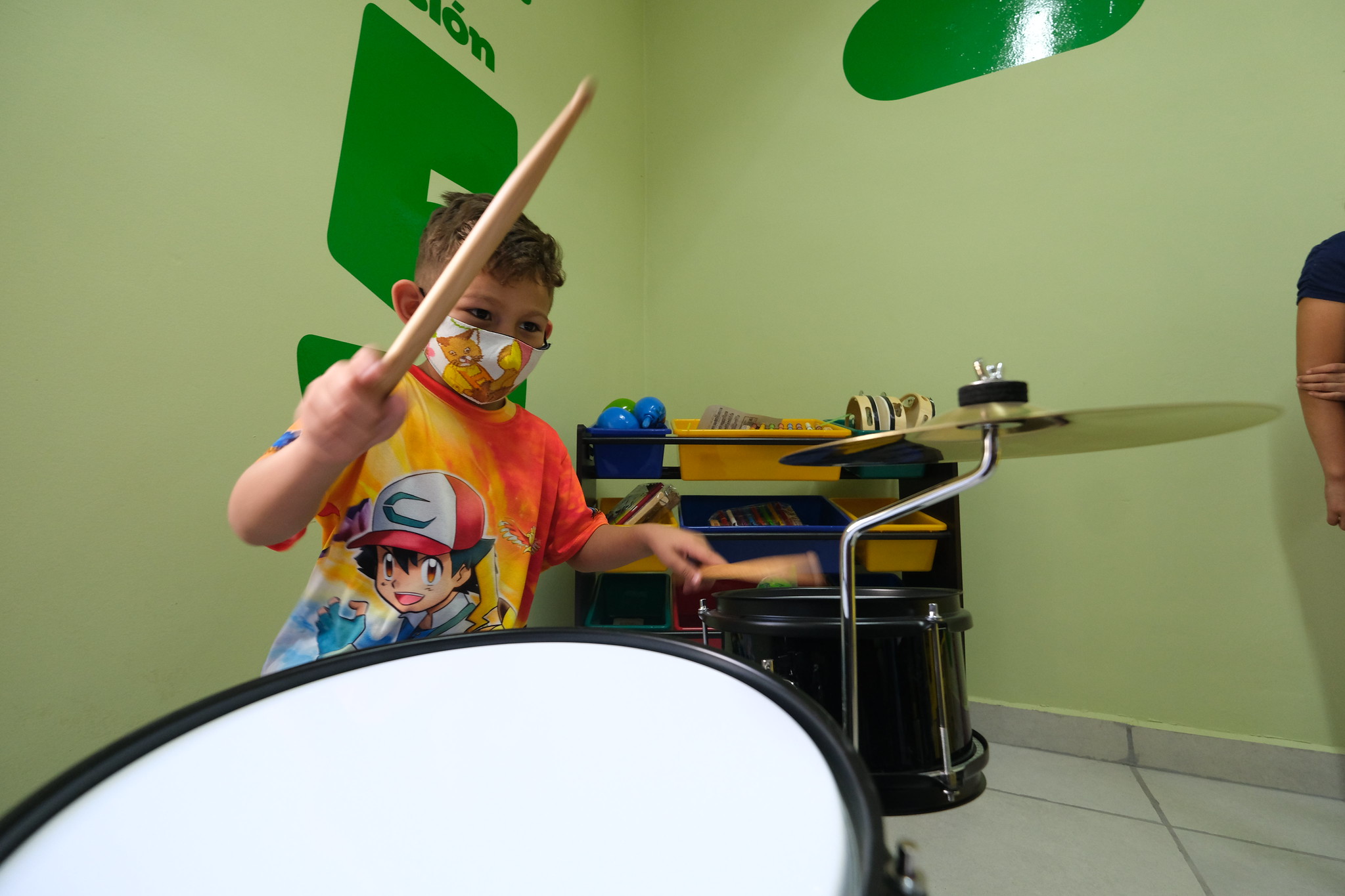 Niño tocando la batería