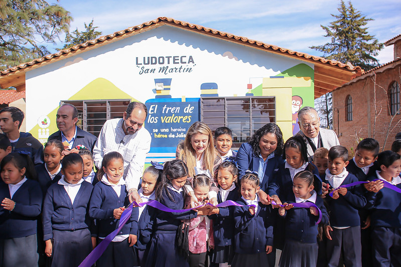 Autoridades y niños cortan el listón inaugural