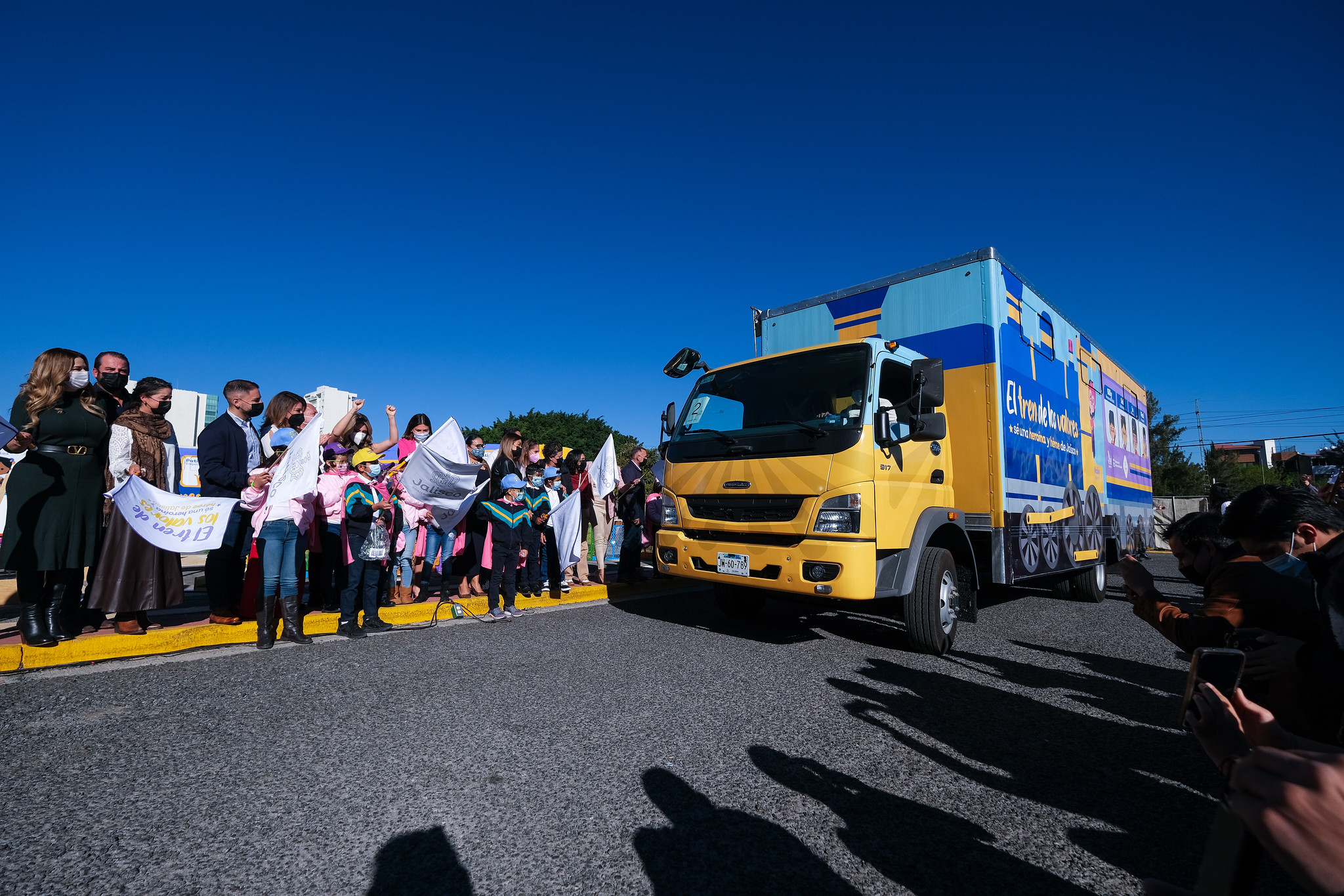 Foto de camion de ludoteca movil arrancando tras el banderazo